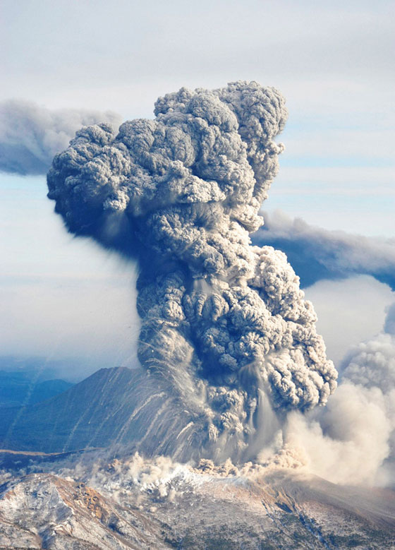 Shinmoedake volcanic eruption